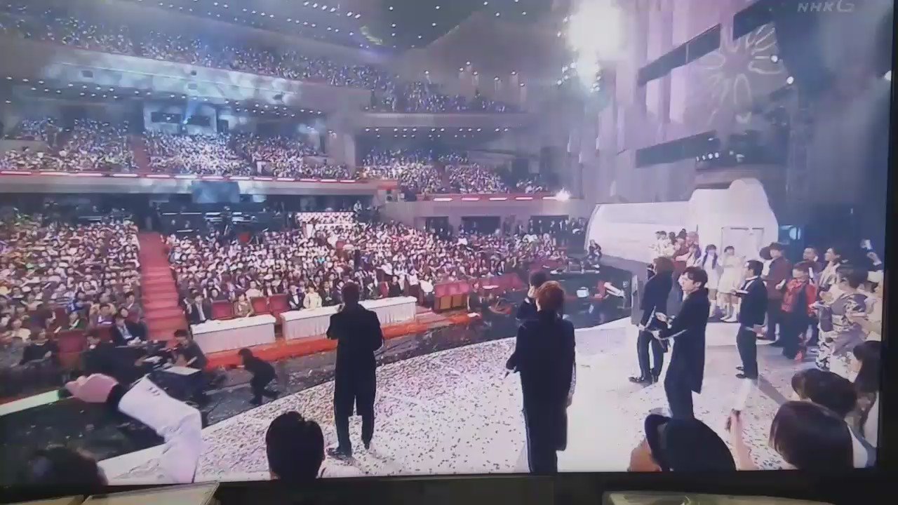 紅白歌合戦副音声14 その バナナマンの発言を文字起こししてみました 世界に一つだけの花でタモリさんに近づくメンバーに興奮するバナナマンのふたり 分かるよ これ私も興奮した Smap Smap動画 話題の画像がわかるサイト 紅白歌合戦副音声14 その バナナマンの発言を文字起こししてみました 世界に一つだけの花でタモリさんに近づくメンバーに興奮するバナナマンのふたり 分かるよ これ私も興奮した Smap Smap動画 話題の画像がわかるサイト