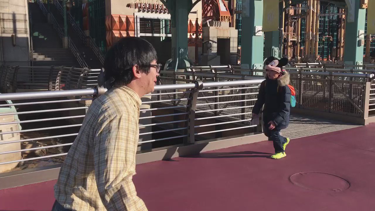 キャラクターも逃げる33歳初ディズニーで舞い上がりすぎた人が笑える 話題の画像プラス キャラクターも逃げる33歳初ディズニーで舞い上がりすぎた人が笑える 話題の画像プラス