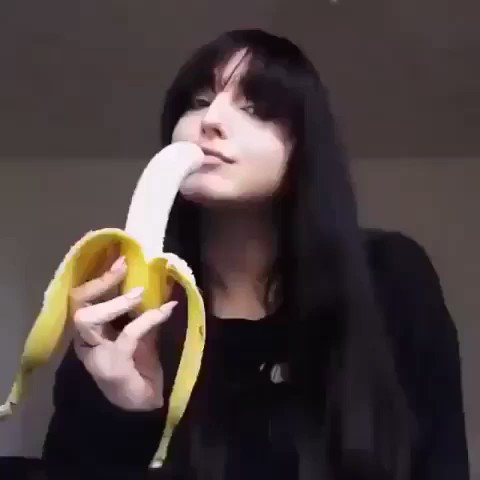 Дамочка трахает себя бананом в лесу