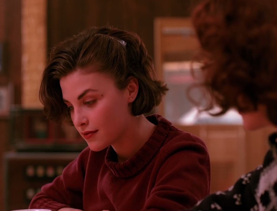 Happy birthday to Sherilyn Fenn seen here in a classic scene from \Twin Peaks\ (1990-91): 