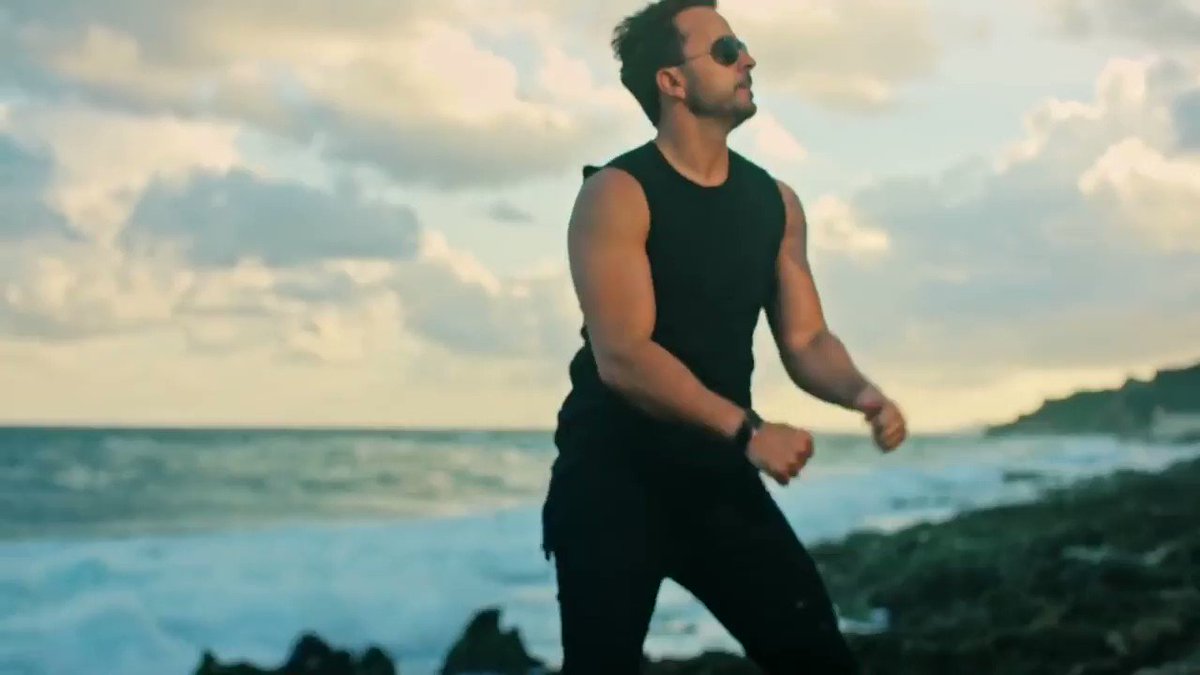 Luis fonsi feat daddy yankee despacito. Luis fonsi - despacito ft. daddy yankee. album luis fonsi esposito. пасасито. эспозито клип.