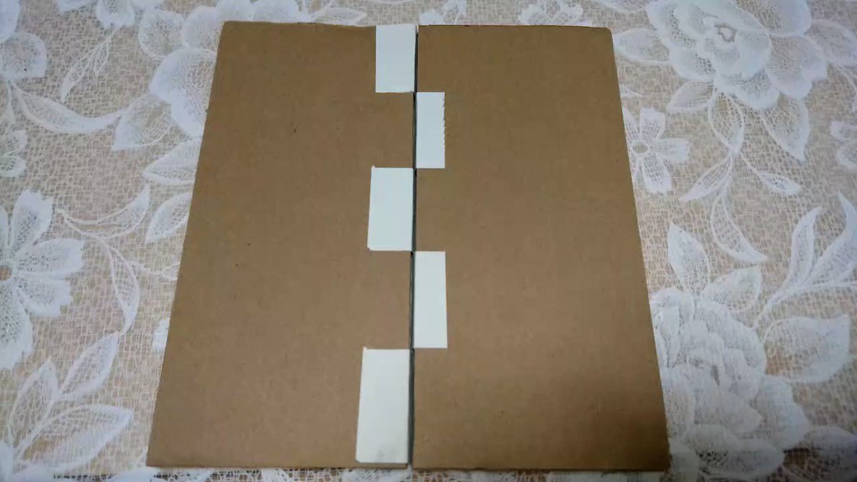 月耶 つきや Minne販売中 屏風の技法を調べたら 和紙で蝶番を作る事でどちらにもリバーシブルに畳める 紙蝶番 という技法を見掛けたのでやってみました 練習用にダンボールなのですが やだこれ凄い 伝統技術やぶええええ 月耶 つきや Minne販売中 屏風の技法を調べたら 和紙で蝶番を作る事でどちらにもリバーシブルに畳める 紙蝶番 という技法を見掛けたのでやってみました 練習用にダンボールなのですが やだこれ凄い 伝統技術やぶええええ