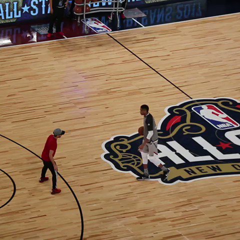 During halftime #Giannis shoots hoops with the ball kids because he's the best!! #NBAAllStar https://t.co/IpFYTKmlhz