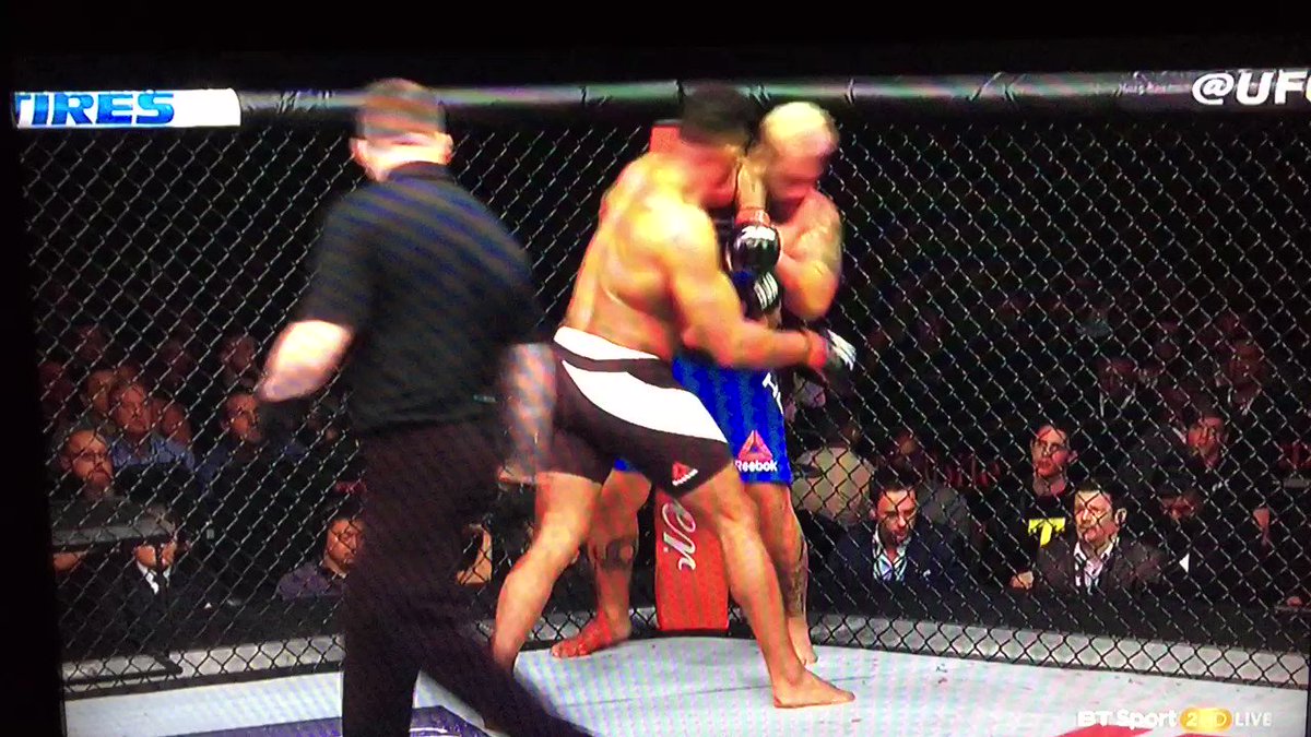@seanshelby goes "ooooooooww" at The Reem knee landing. @Mickmaynard2 pops his head up with a "what I miss?" look on his face. 😂 #UFC209