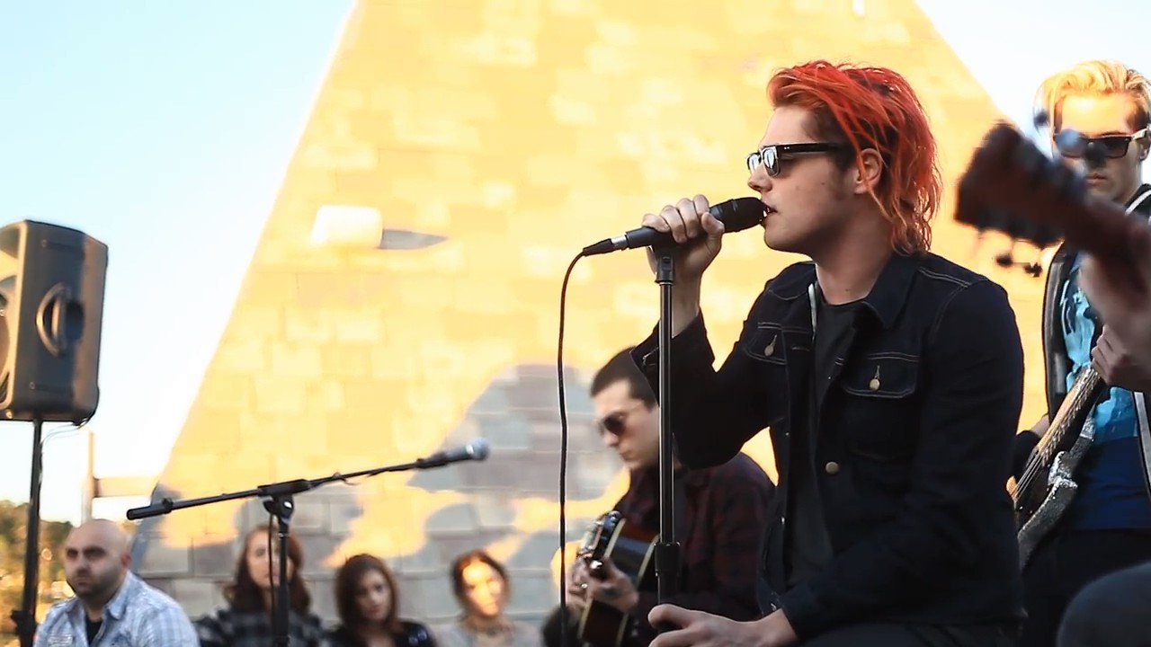 Happy birthday to the undeniable emo king, Gerard Way 