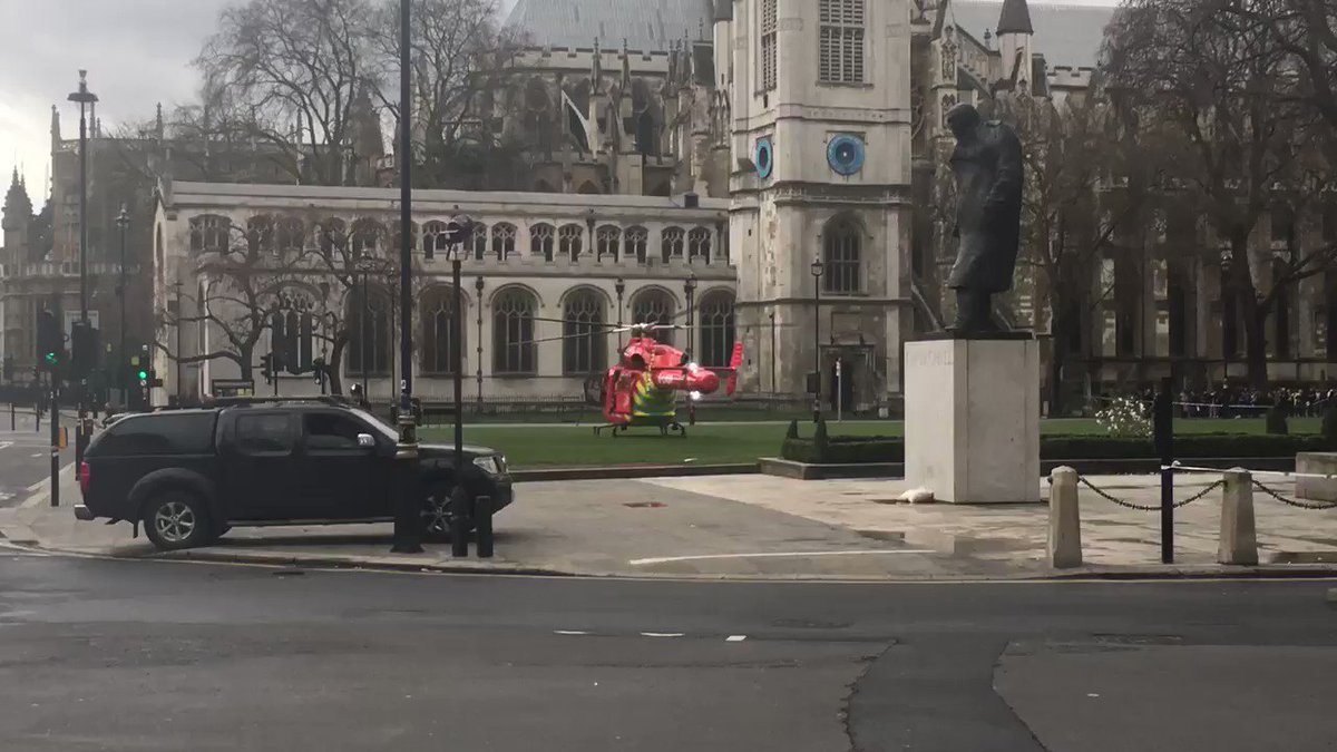 Coups de feu aux alentours du siège du parlement britannique. Theresa May exfiltrée du parlement