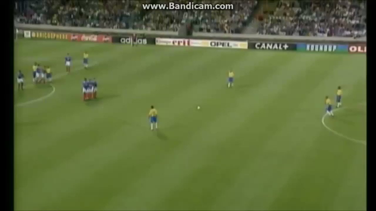 Happy Birthday Roberto Carlos !!!

That left foot free kick ...   
