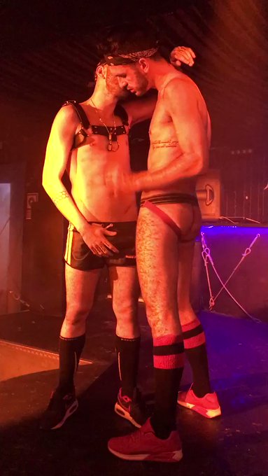 @abrahaMontenegr y @rafamarcoporno Bondage! En @SalaCenturyon by @hardkinks @Tuamonet ??? https://t.