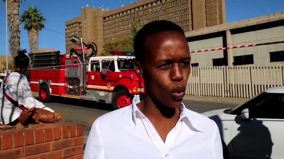 Mzansi Memes™ (@MzansiMemes) on Twitter photo 2017-04-18 16:56:53 Lol what a description 😂😂#TheRoofIsOnFire #BraamfonteinFire Lol what a description 😂😂#TheRoofIsOnFire #BraamfonteinFire