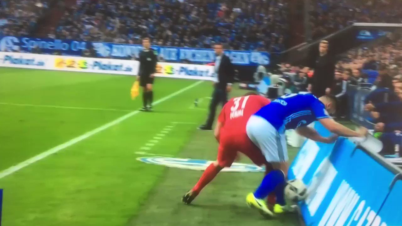 Happy birthday to Nabil Bentaleb who turns 26 today Here he is displaying world-class shithousery in 2017 