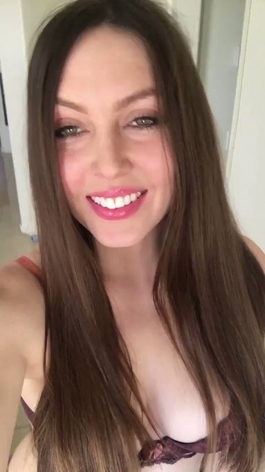 ⭐️ Megan Loxx ⭐️ - Sending everyone some love 😘 https://t.co/SwLqU45N4e