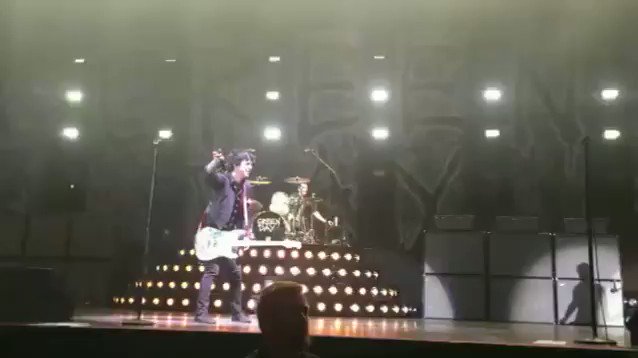 Hoy , en el concierto de Green Day en Hindmarsh , Australia , le cataron Happy Birthday a Mike Dirnt. 