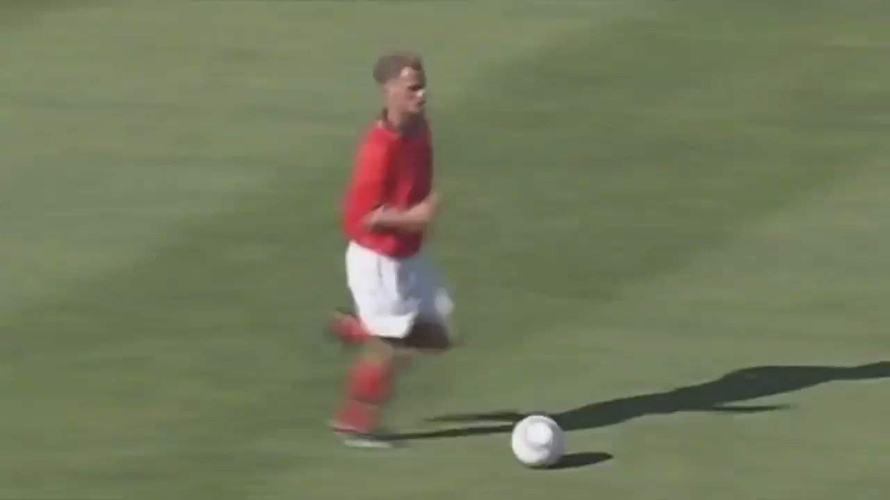 Happy birthday to one of the greatest Premier League players Dennis Bergkamp  