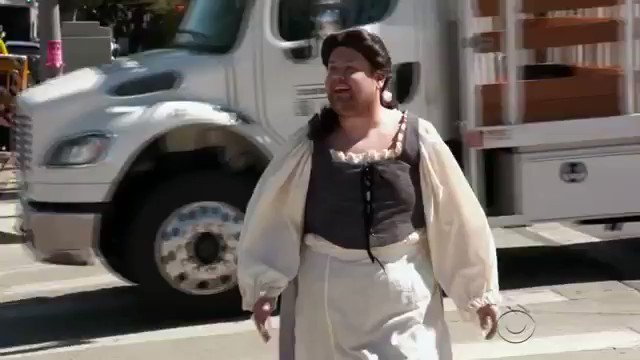すごく楽しそうww信号が青の時だけ美女と野獣ww