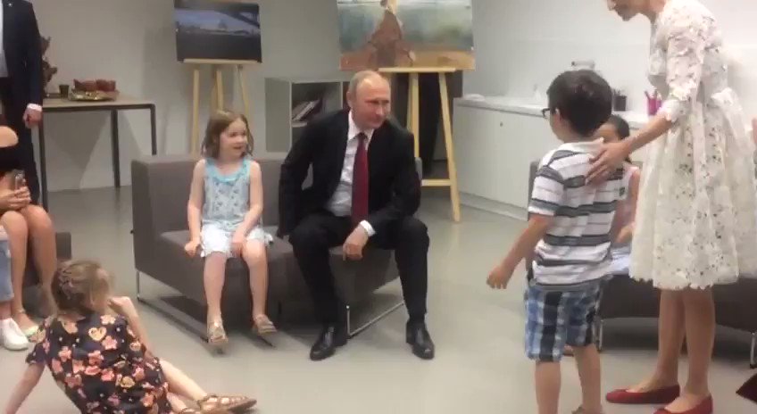 «Ленин и дети»: пользователи сети высмеяли видео из французского турне Путина. ВИДЕО