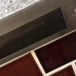 郵便屋さんもタジタジw猫に郵便物を押し返されそうな面白動画