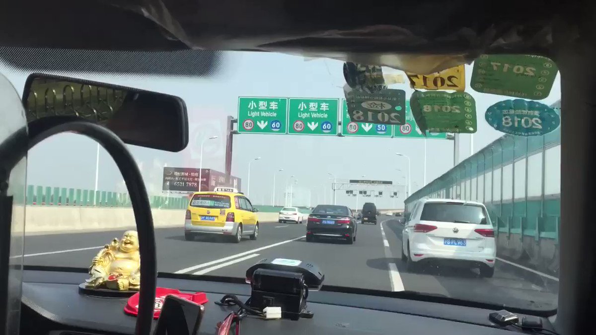 ホテルが呼んでくれた空港までのタクシーが怖すぎた… マリカーの如きスピードとハンドルさばき 上海のタクシーは年々良くなってると聞いてましたが昔ながらの運ちゃんだったみたいです 値段はびっくりするぐらい良心的だったw