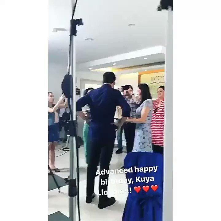 Ay me pahabol atang  after magblow ng cake.  Happy Birthday John Lloyd Cruz!  