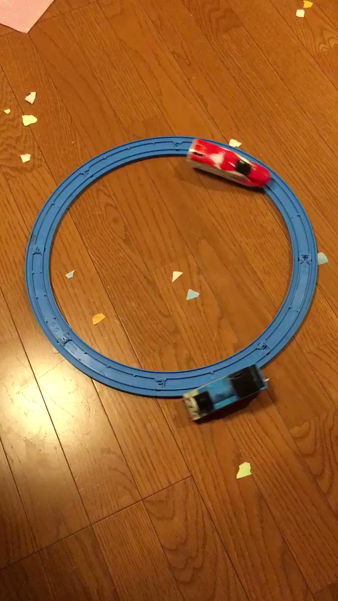 こういう走らせ方を思いつく2才児の発想にちょっと嫉妬