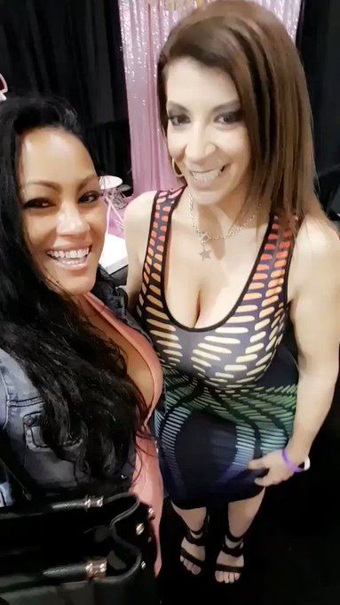 I told @SaraJayXXX  my Facebook friends all love her!!! She says hi to Everyone from #Exxxotica @Exxxotica<a class="tags" href="/tag/sarajayxxx">@sarajayxxx</a><a href="/tag/exxxotica"class="tags"><span>#exxxotica</span></a>
