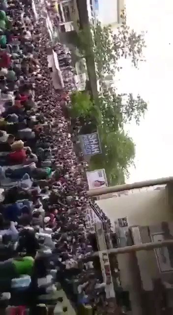 Watch how Gujarat police lathicharged traders who were protesting peacefully.
#AbkiBarTradersKoMaar