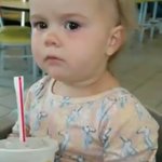 初めてコーラを飲んだ女の子の反応が半端ない!いきなり天を仰ぐ!
