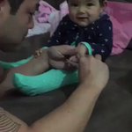 赤ちゃんの爪切りを慎重にしようとしてるけど、娘がパパをビビらす!