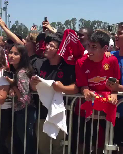 Video: fans sing happy birthday to Luke Shaw [mu] 