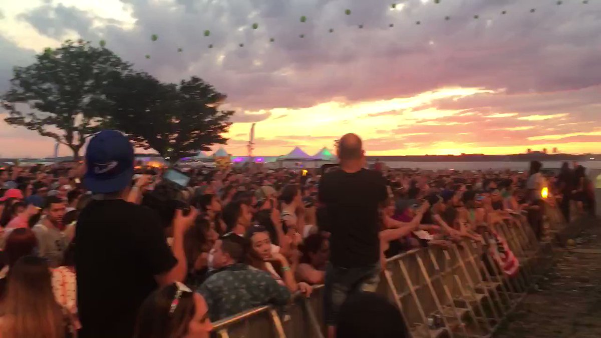 Shoutout to @KSHMRmusic’s visuals at the Gov Island show 😂👑  #GoT musicalfreedom.lnk.to/Harder https://t.co/klSct1FW4D