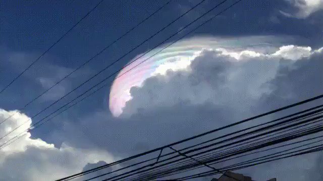 これを見た人はいいことがあるかも 虹色の雲が現れた 話題の画像プラス