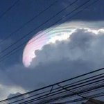 これを見た人はいいことがあるかも!？虹色の雲が現れた!