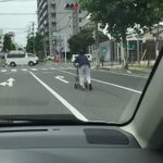 手押し車で車道はやばいwばあちゃん残念だけどそれは自動車ではないw