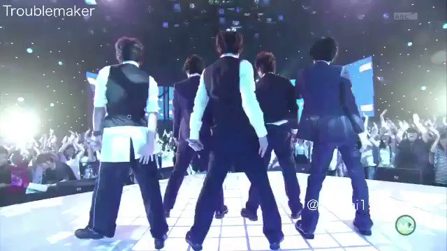 嵐 動画 Pv Live Troublemaker 初めのジャンプのところめっちゃすき 最後の方の毎回大野君だけ輪に入れてもらえないとこも可愛いすぎ T Co Hazuoiee Twitter