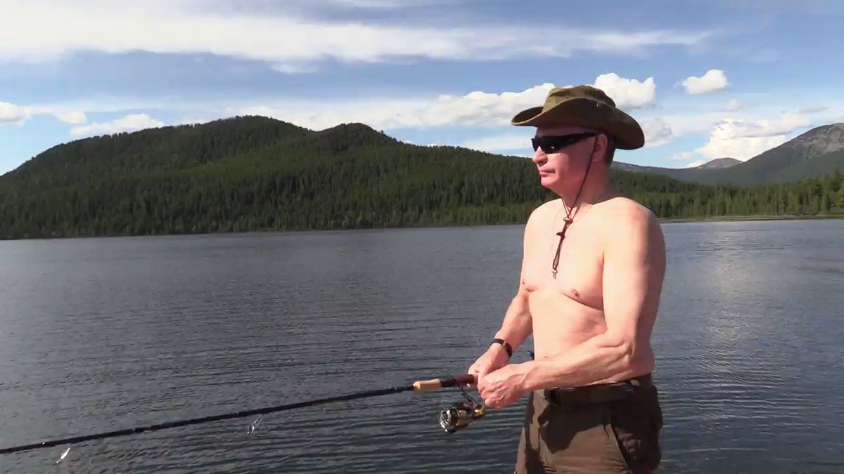 Владимир Путин рыбачит