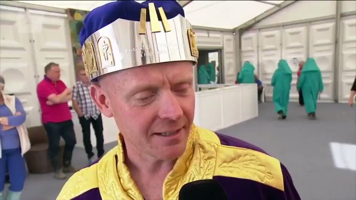 Cafodd Gwion Hallam ei ysbrydoli i ysgrifennu yn dilyn cyfnod o weithio gyda phobl â dementia. Dyma hanes un o'r bobl hynny.
#Steddfod2017