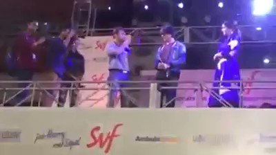 Shahrukh wishing Kajol a \happy birthday\ (during promotions in Kolkata)   [   ] 