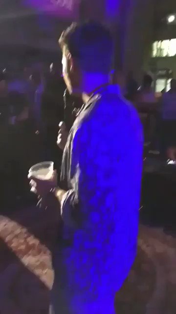  15.08 | Nick Jonas cantando \"Happy Birthday To You\" para seu amigo, no em Nova York. 