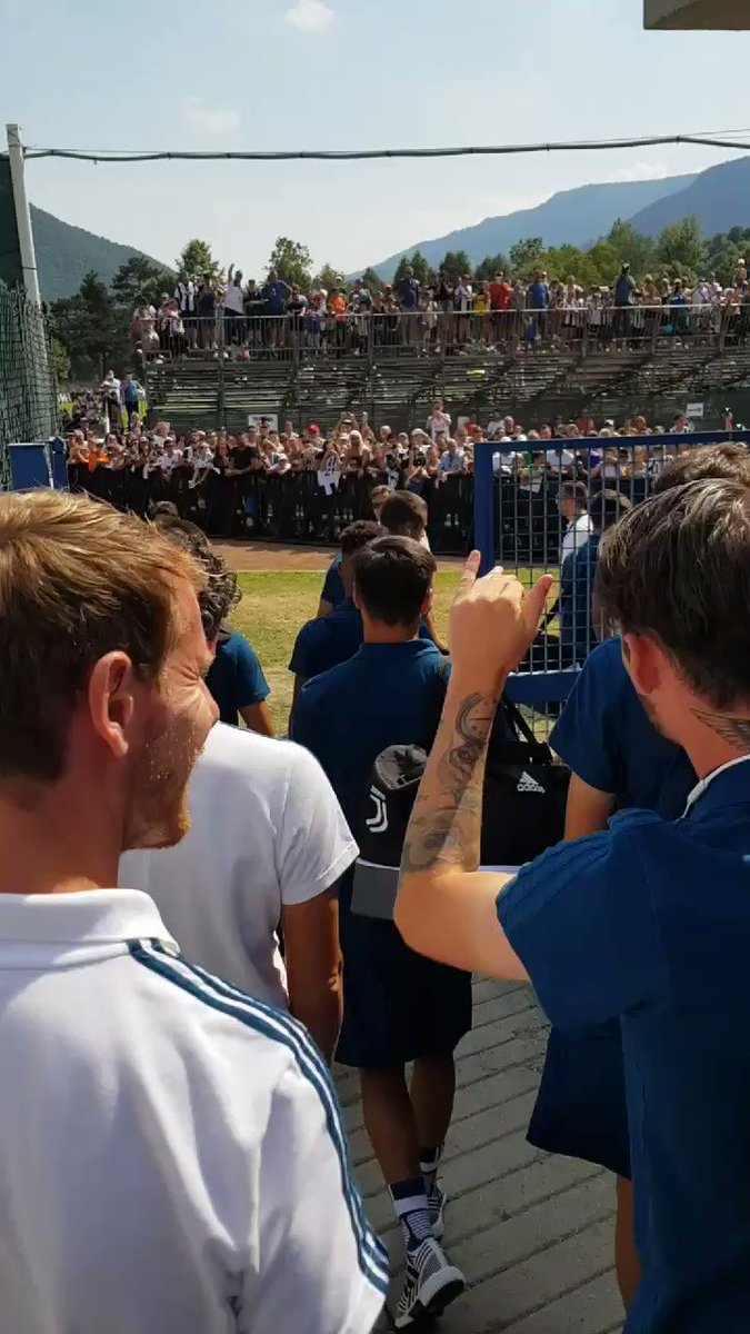 JuventusFC (@juventusfc) on Twitter photo 17/08/2017 08:36:42 L'ingresso negli spogliatoi di #VillarPerosa per i ragazzi della #Primavera! ⚪⚫ L'ingresso negli spogliatoi di #VillarPerosa per i ragazzi della #Primavera! ⚪⚫