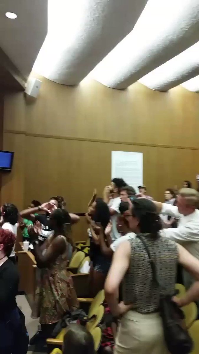 “Blood On Your Hands”: Protesters Blame City Council For Violence In Charlottesville VGzTKeCtdPYCf154