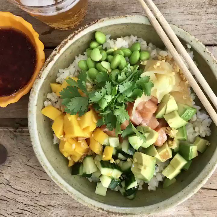 You asked for it... my go-to Poke Bowl formula! Pro tip: pair with #newnestea green tea @NESTEA #ad https://t.co/UVZcCwzshK