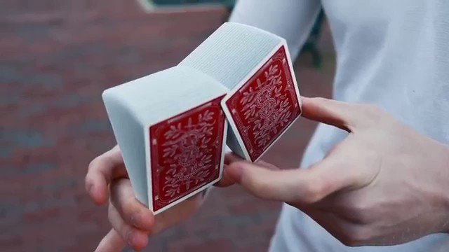 一体どうなってるのｗｗｗ凄技トランプパフォーマンスから目が離せないｗｗｗ