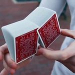 一体どうなってるの!凄技トランプパフォーマンスから目が離せない!