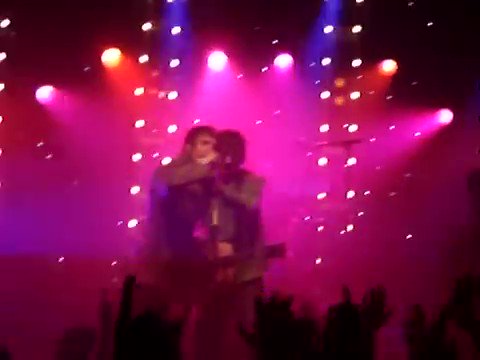 Liam Gallagher helping Richard Ashcroft on stage

Happy birthday <3 