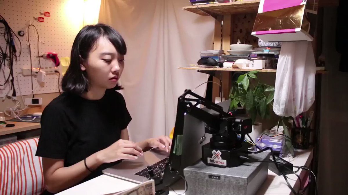 やる気も倍増？！wwキーボードから手を離すと札束で撫でてくれるマシーンww