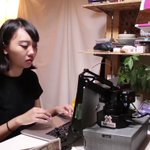 やる気も倍増？!wキーボードから手を離すと札束で撫でてくれるマシーンw