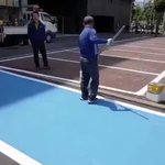 それ手描きなの!？下書き無しで駐車場の車椅子マークを描くおじさんがすごいｗ
