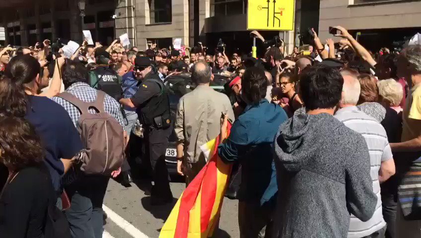 En las puertas d'Exteriors se han vivido momentos de tensión cuando los agentes se han llevado detenido a Xavi Puig.