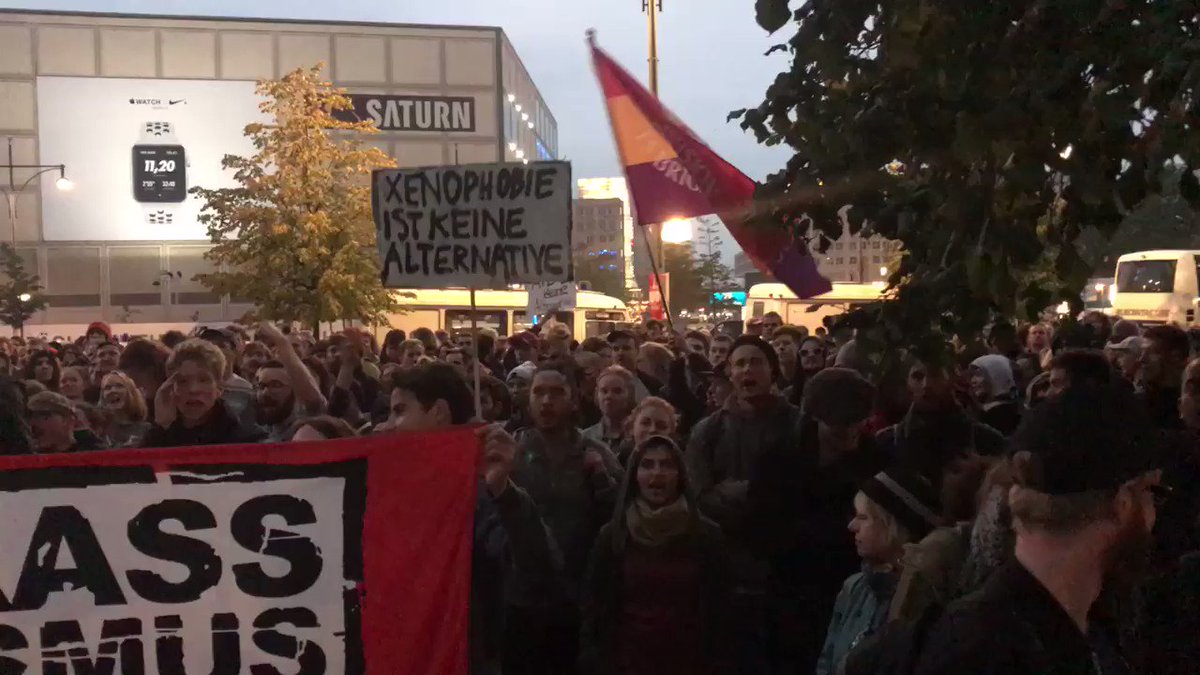 Demonstrasjoner mot høyrepopulistiske AfD i Berlin. Valgvaken beskyttes av politi etter at hundretalls personer har tatt seg dit. #tyskvalg