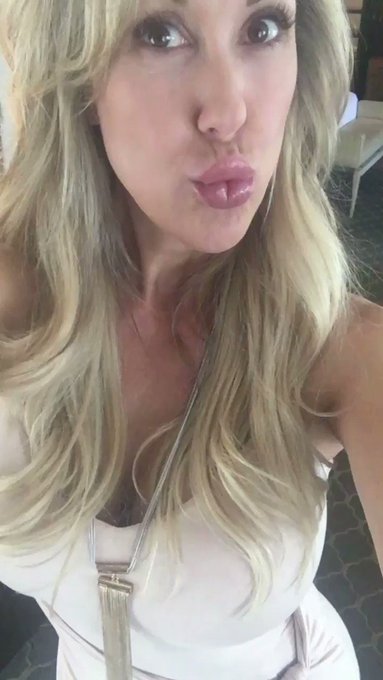 Smooches #lovetroopers and happy #humpday 💋💋 https://t.co/H04uS1mAXo