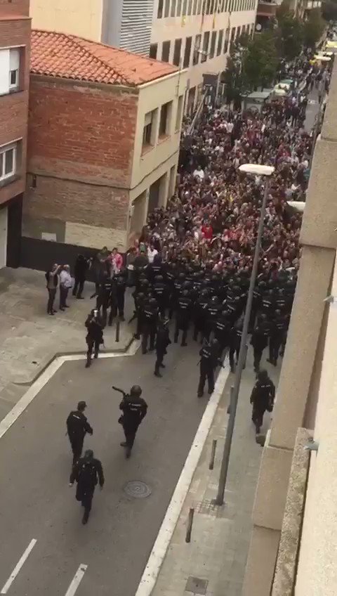 El pueblo catalán hace retroceder a la policía
Esta imagen no abrirá ningun informativo
#CatalanReferendum
#1OctARV
